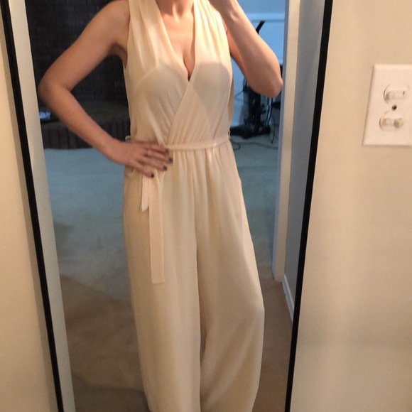🆕Gorgeous crepe cream jumpsuit❤️New with tags⭐️ - Picture 2 of 10